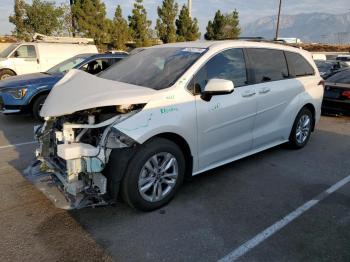  Salvage Toyota Sienna