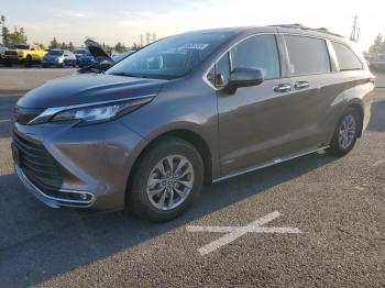  Salvage Toyota Sienna