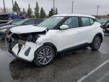  Salvage Nissan Kicks