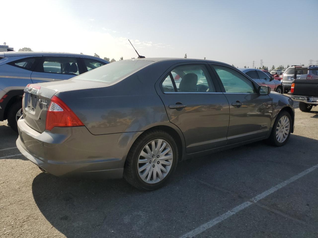 Ford Fusion Hybrid Image 3