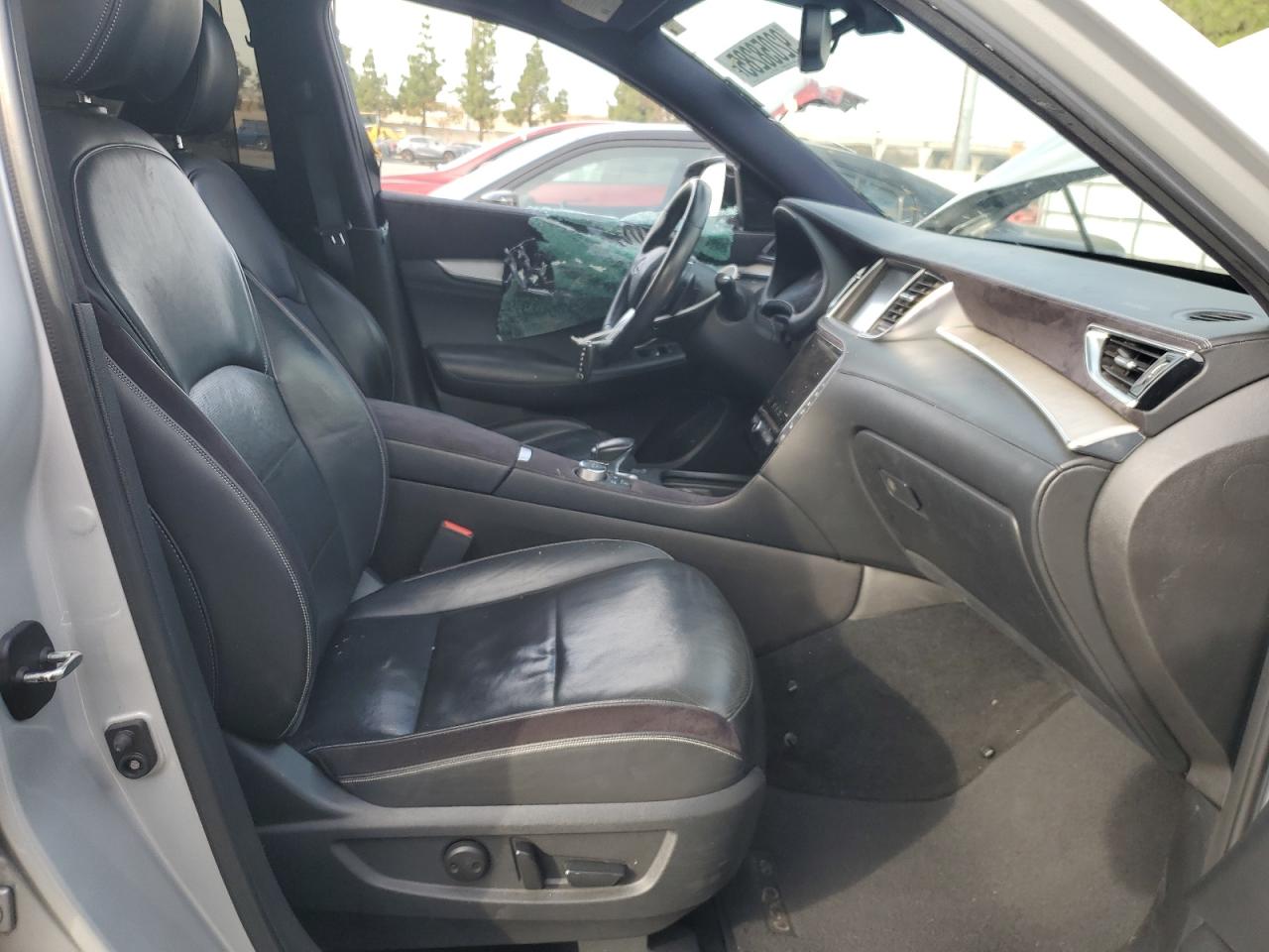 INFINITI Qx Essential Image 7