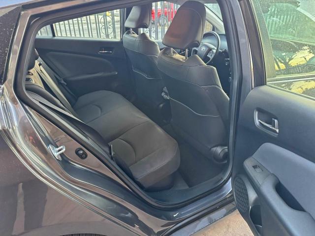 Toyota Prius Le Image 8