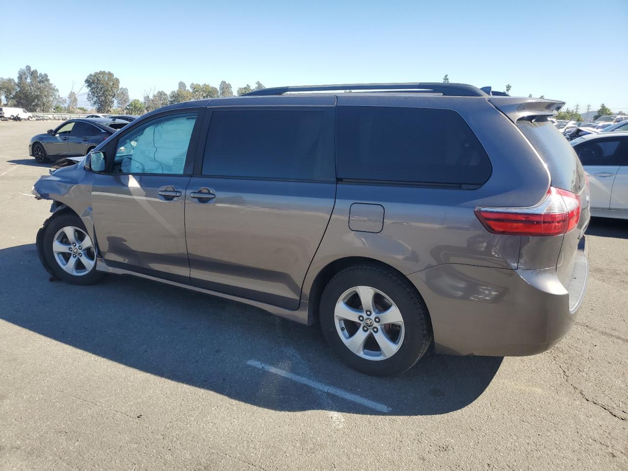 Toyota Sienna Le Image 13