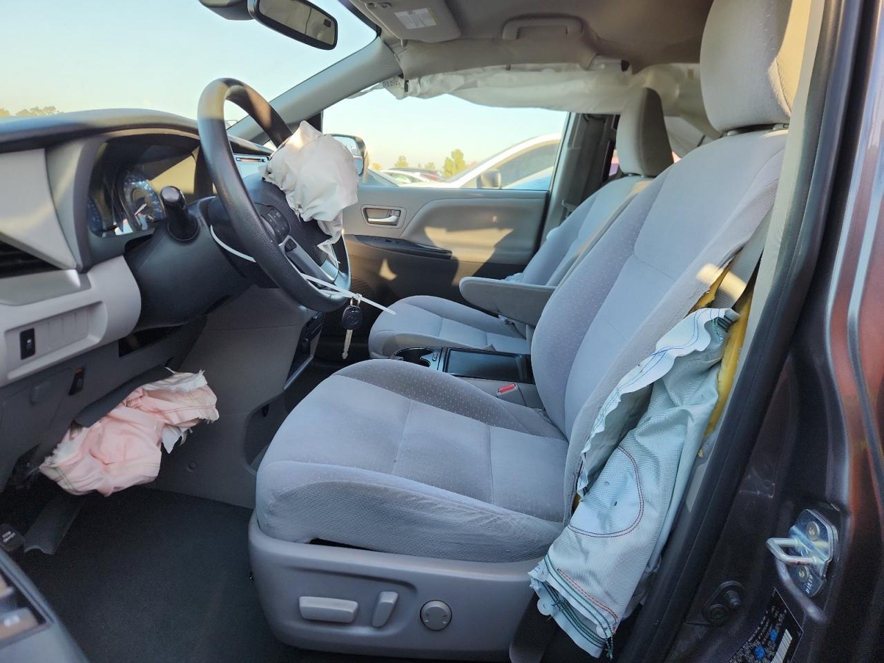 Toyota Sienna Le Image 4