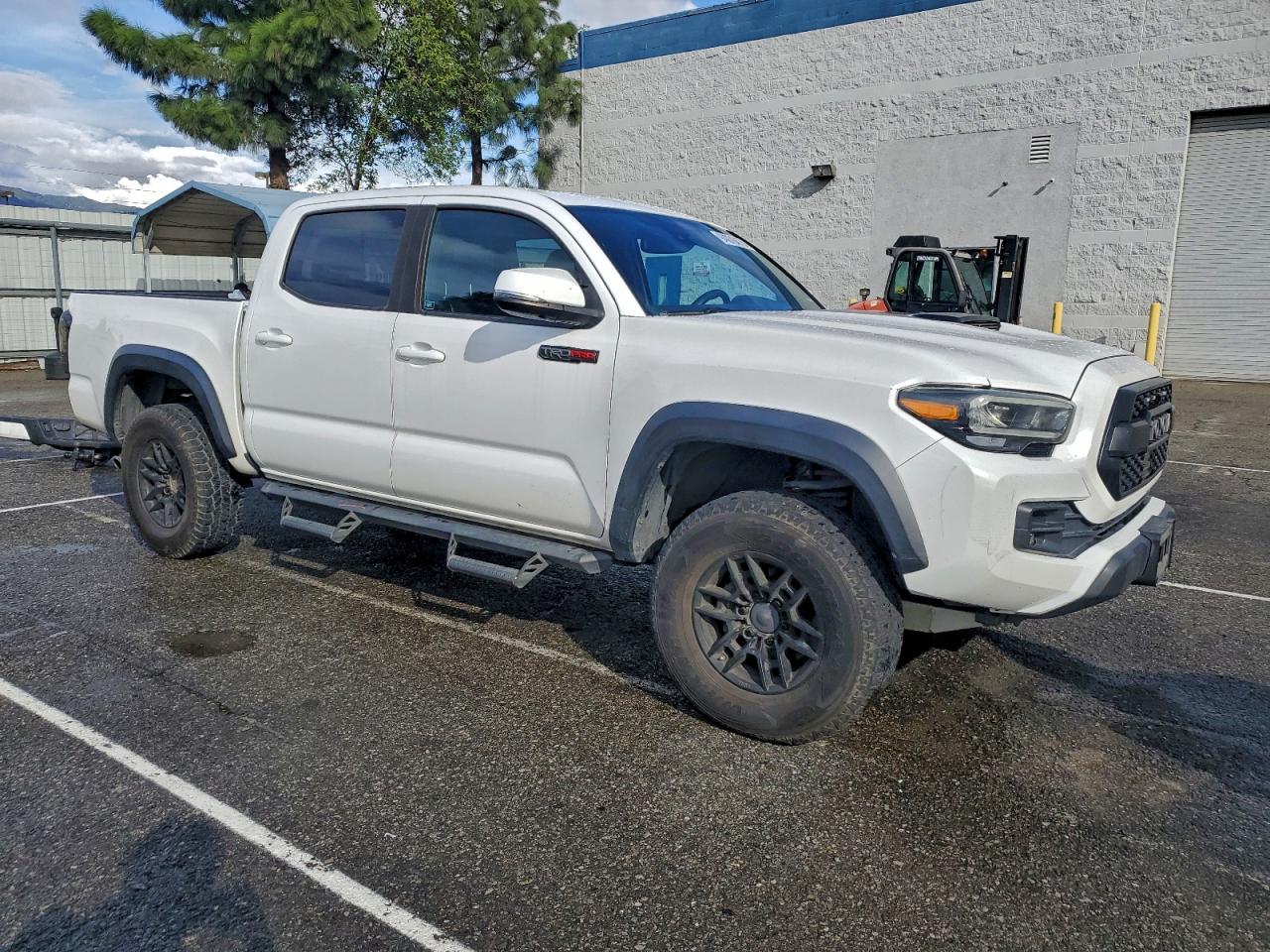 Toyota Tacoma Double Cab Image 3