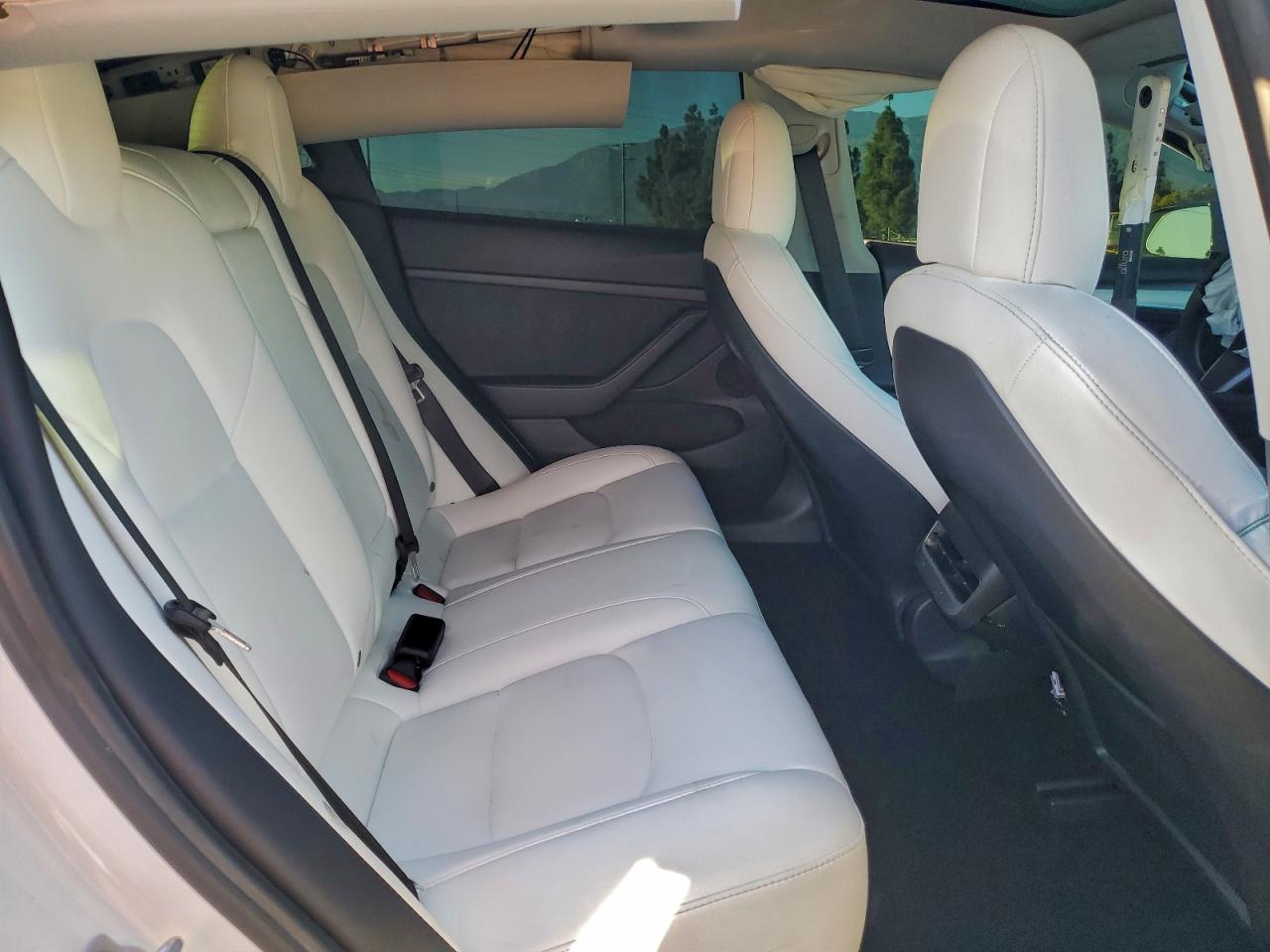 Tesla Model 3 Image 7