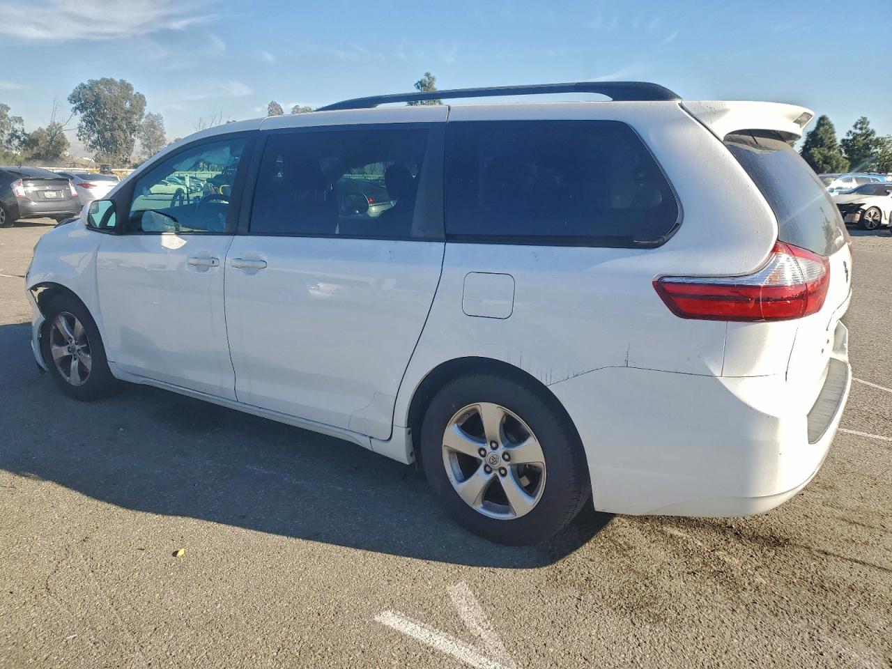 Toyota Sienna Le Image 2