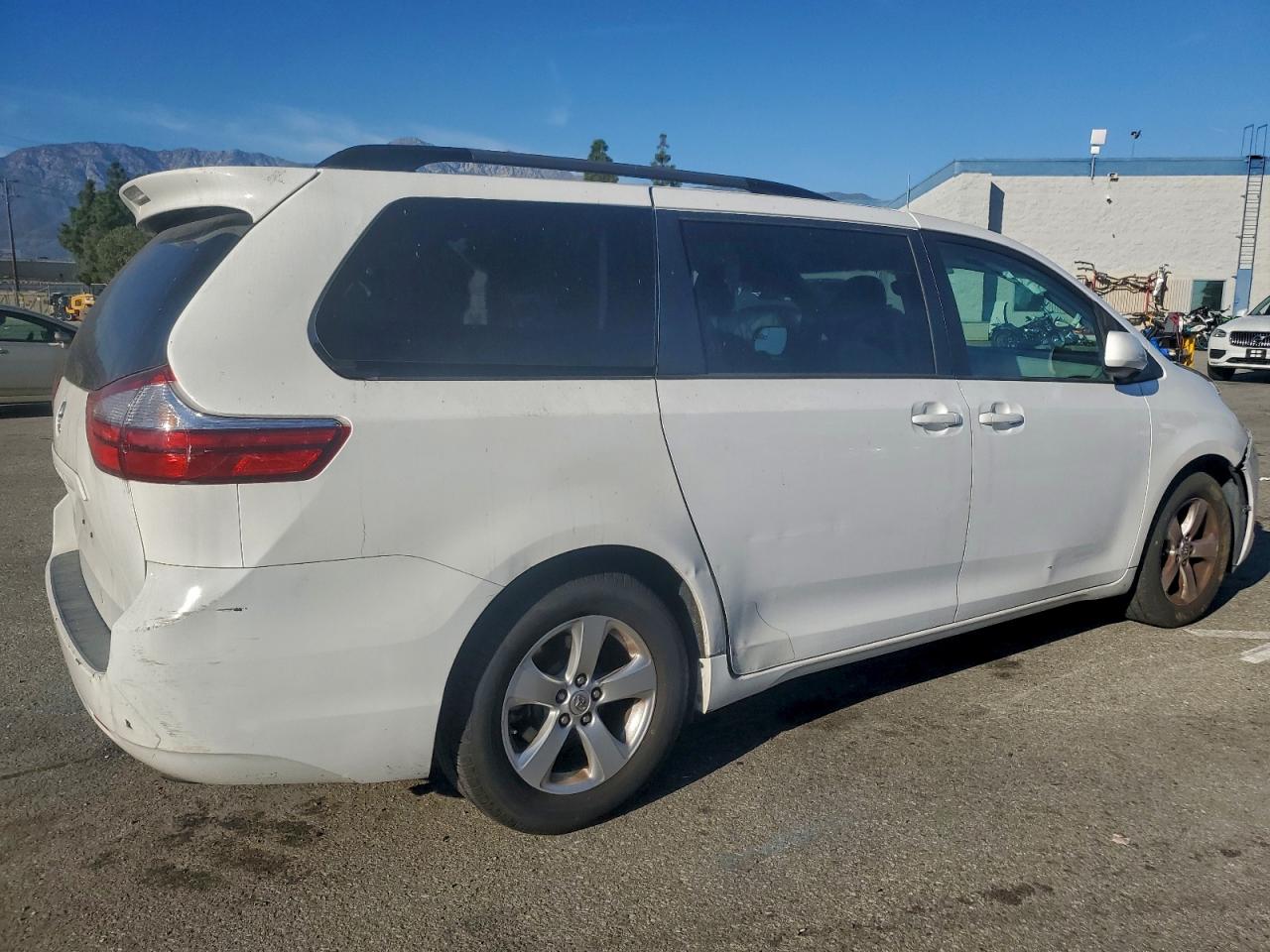 Toyota Sienna Le Image 10