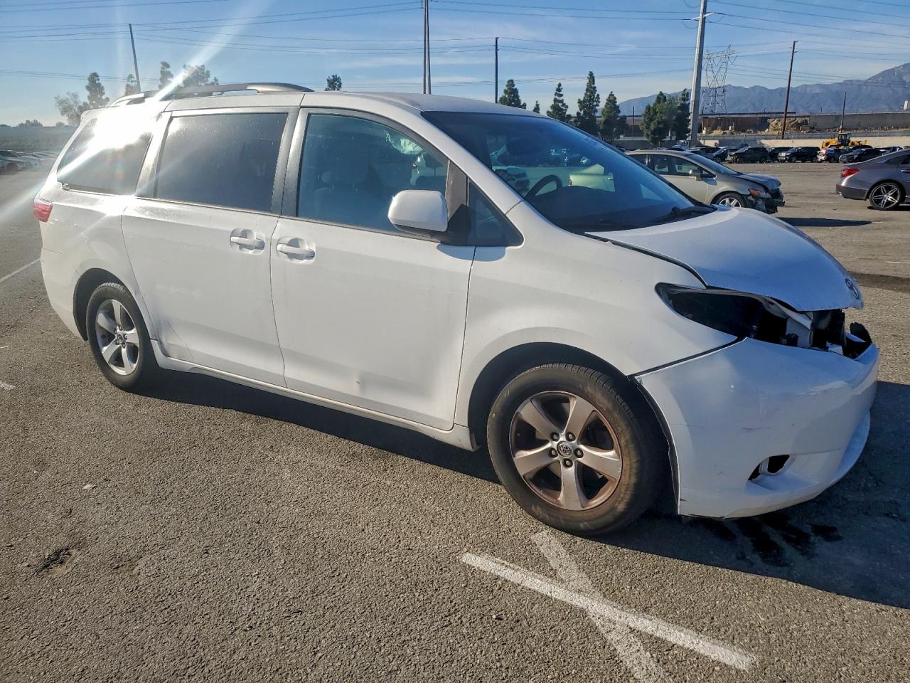 Toyota Sienna Le Image 6