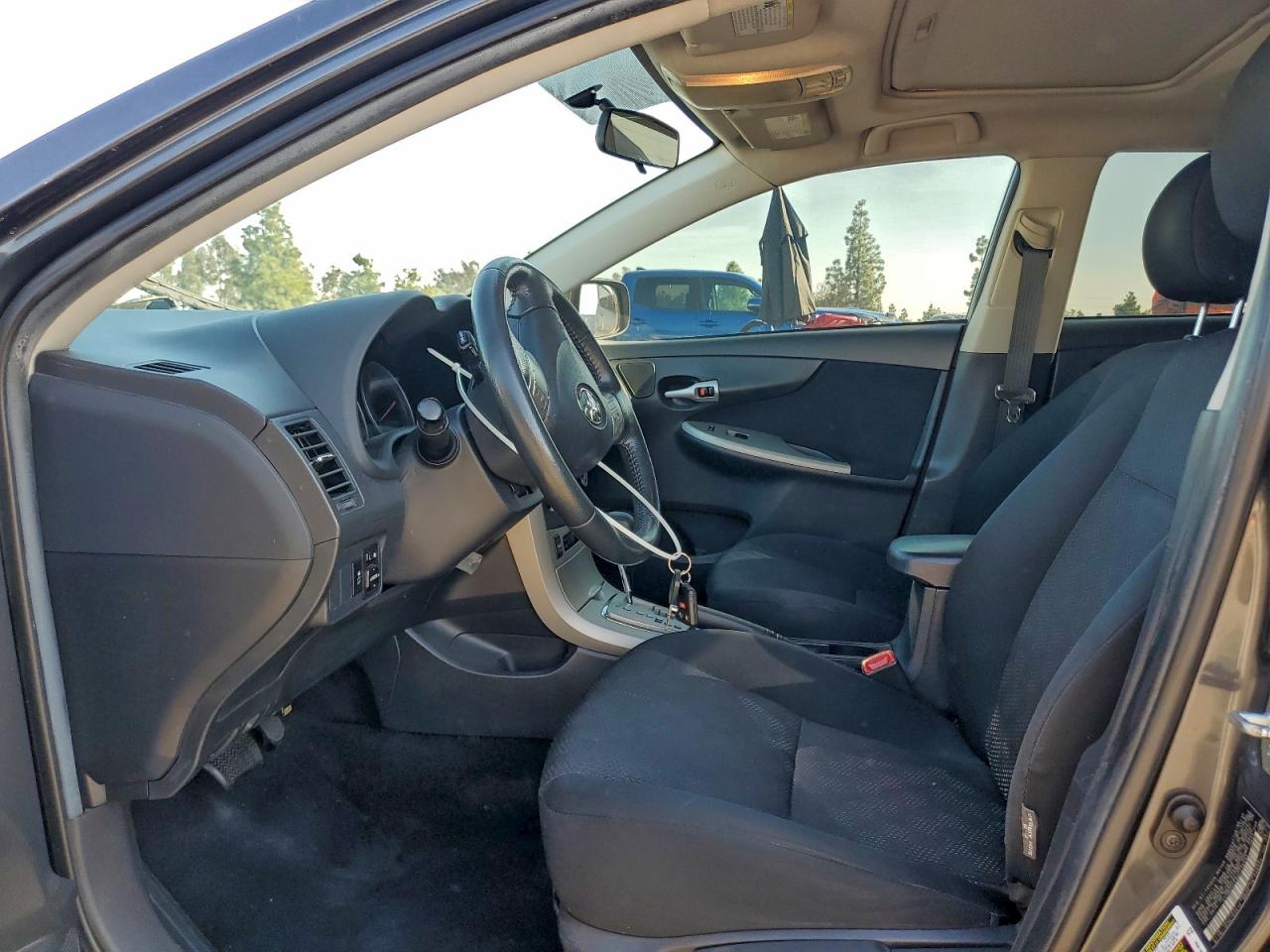 Toyota Corolla Base Image 6