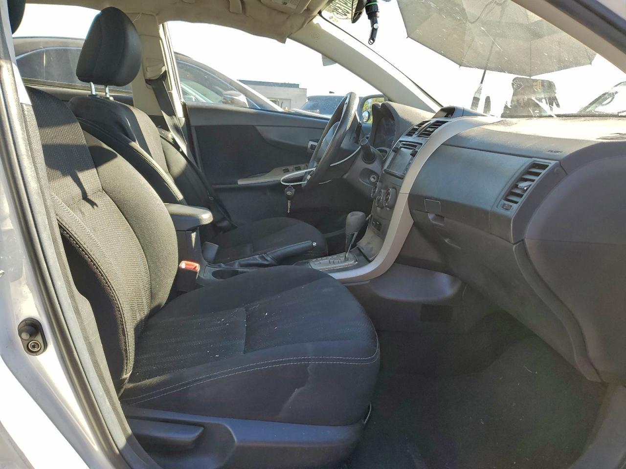 Toyota Corolla Base Image 8