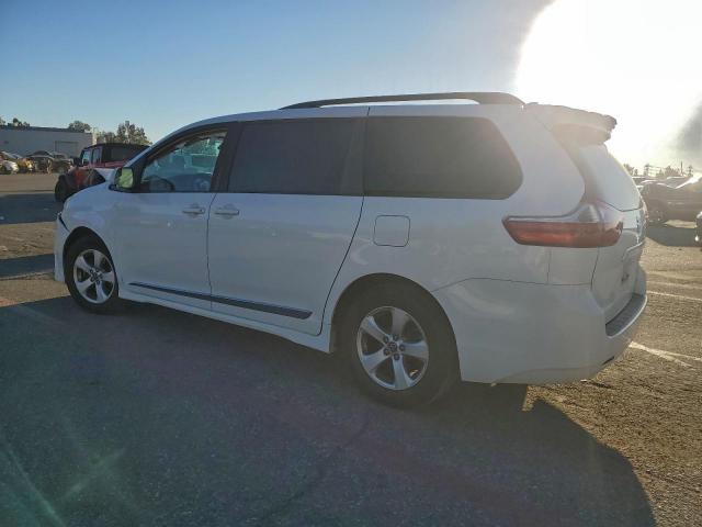 Toyota Sienna Le Image 5
