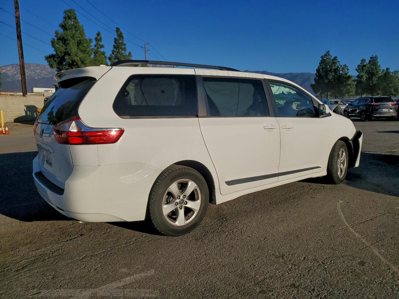 Toyota Sienna Le Image 3