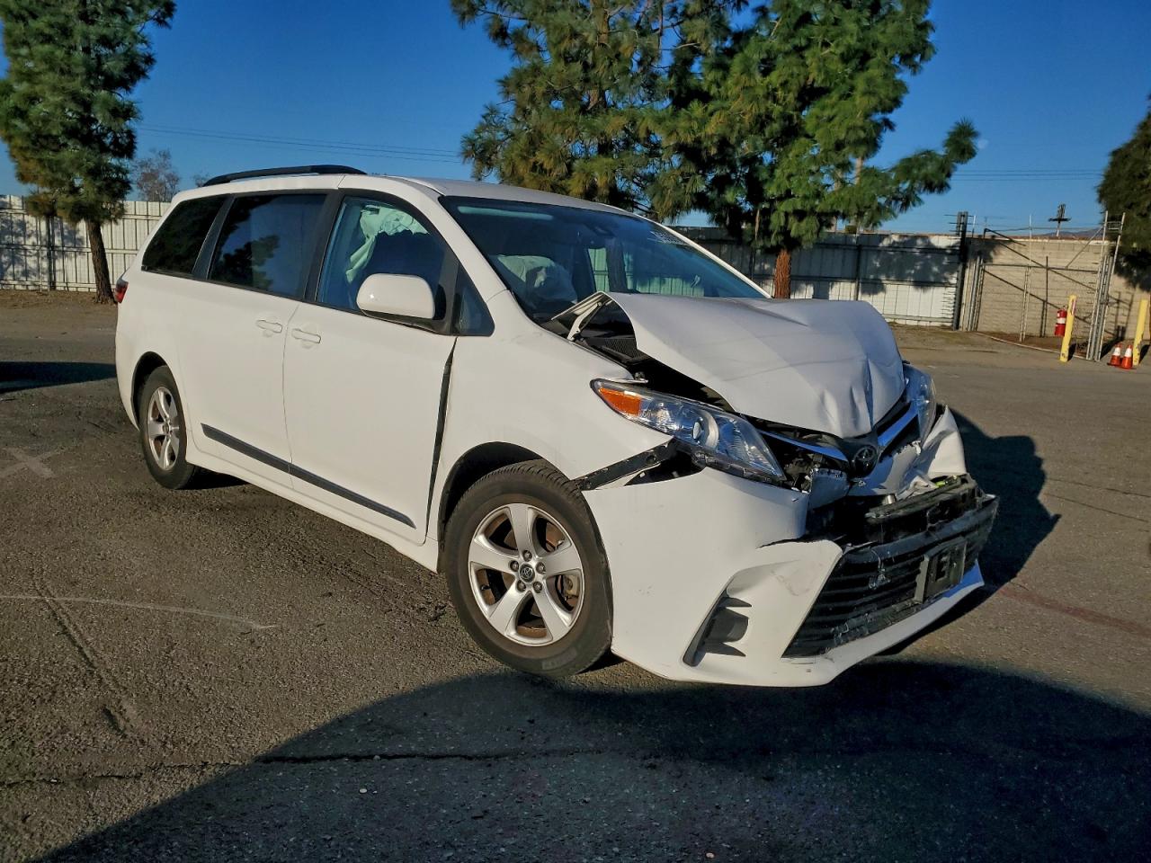 Toyota Sienna Le Image 6