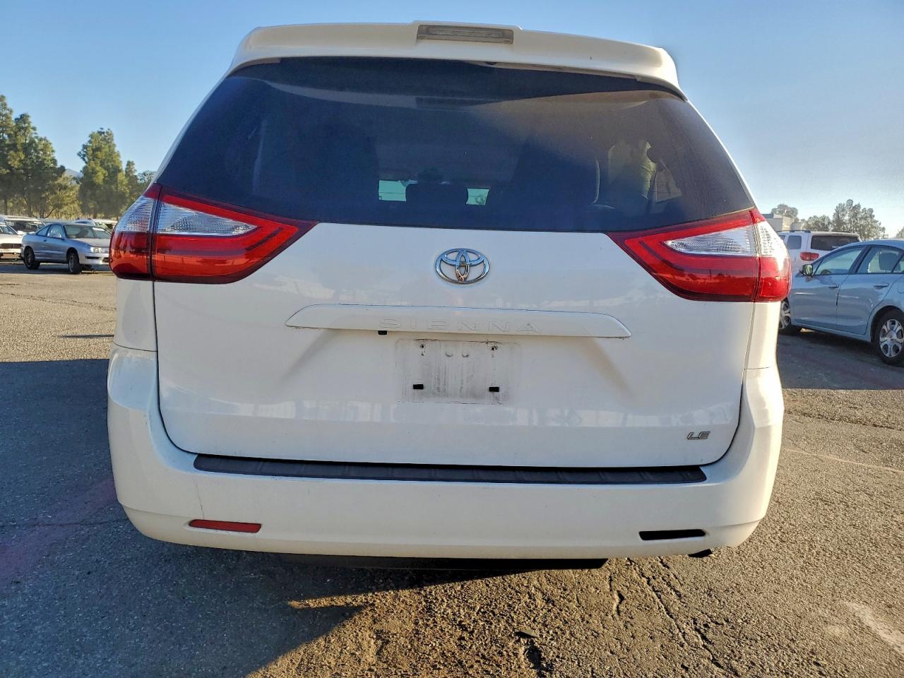 Toyota Sienna Le Image 10