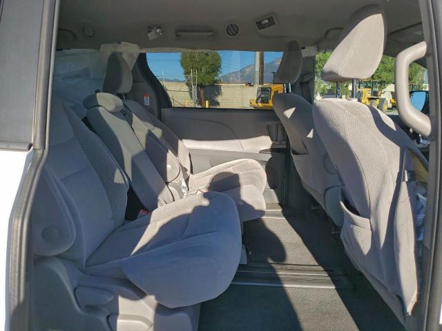 Toyota Sienna Le Image 4