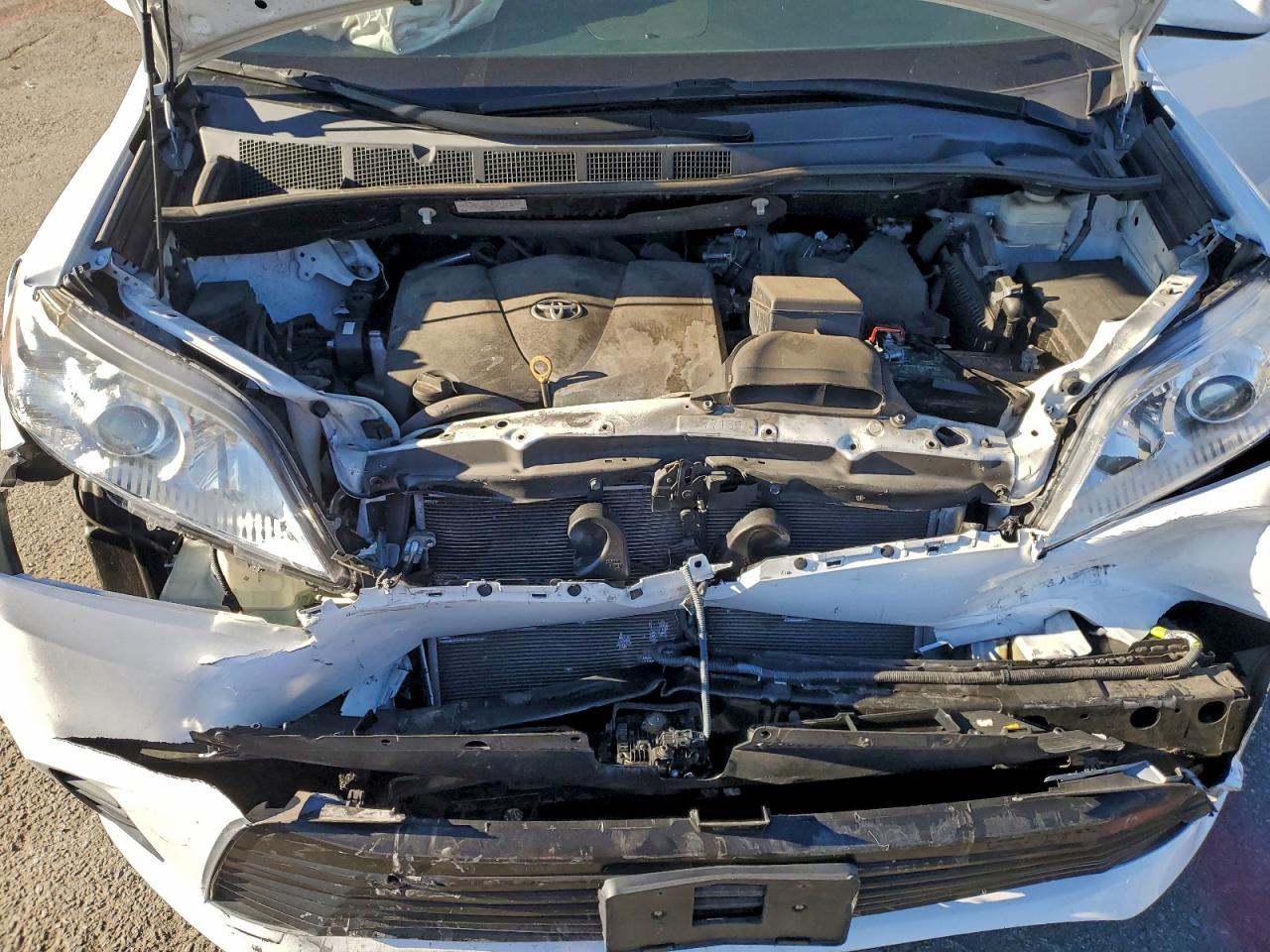 Toyota Sienna Le Image 12