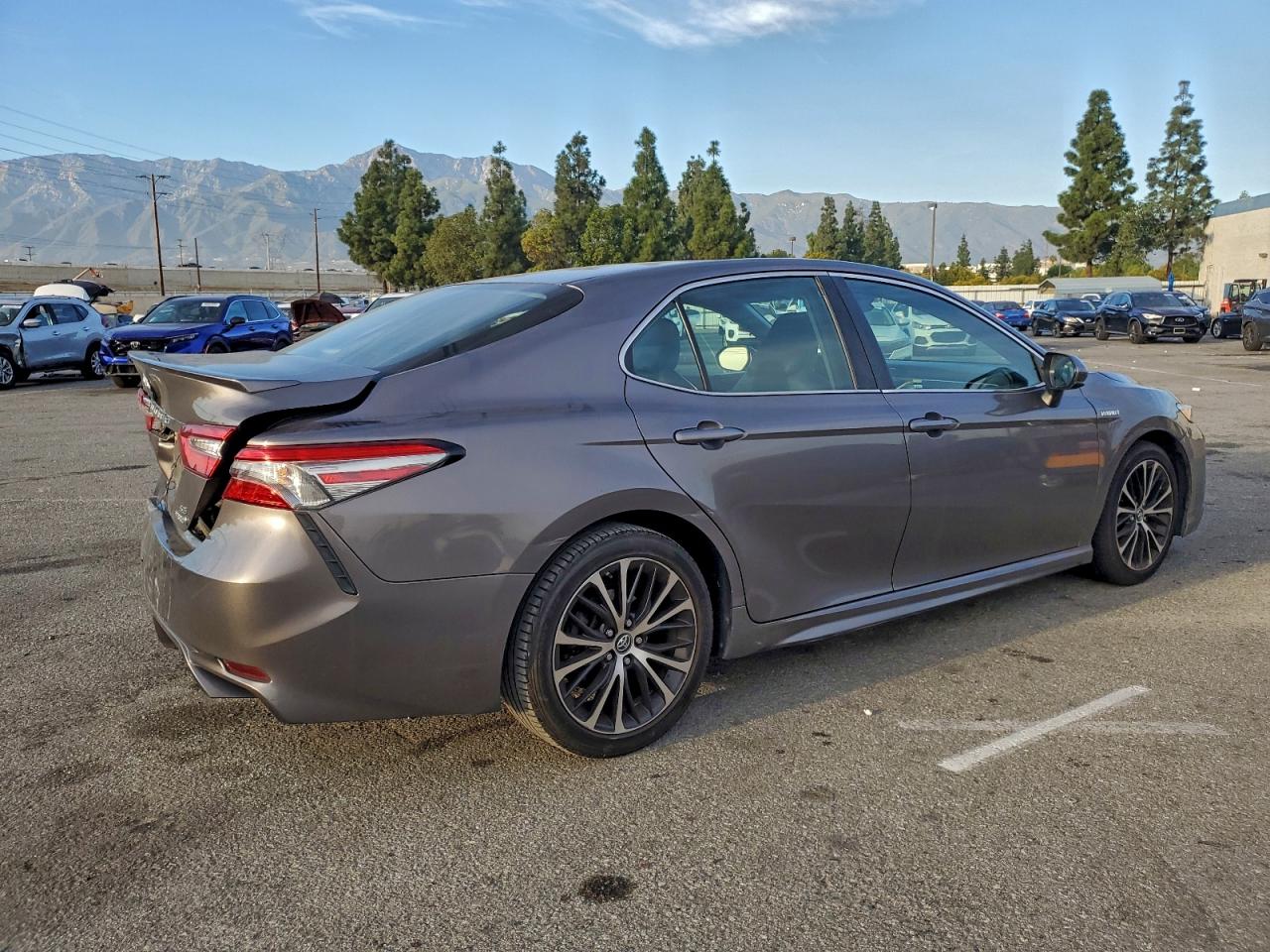 Toyota Camry Hybrid Image 6
