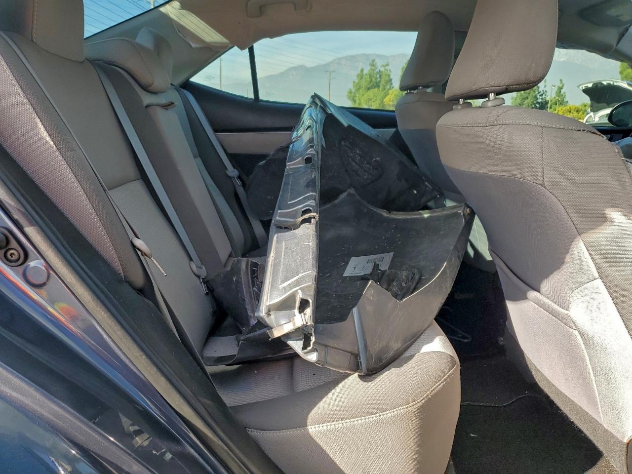 Toyota Corolla L Image 10