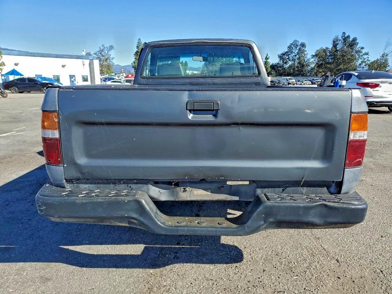 Toyota Pick Up 1/2 Ton Short Wheelbase Image 4