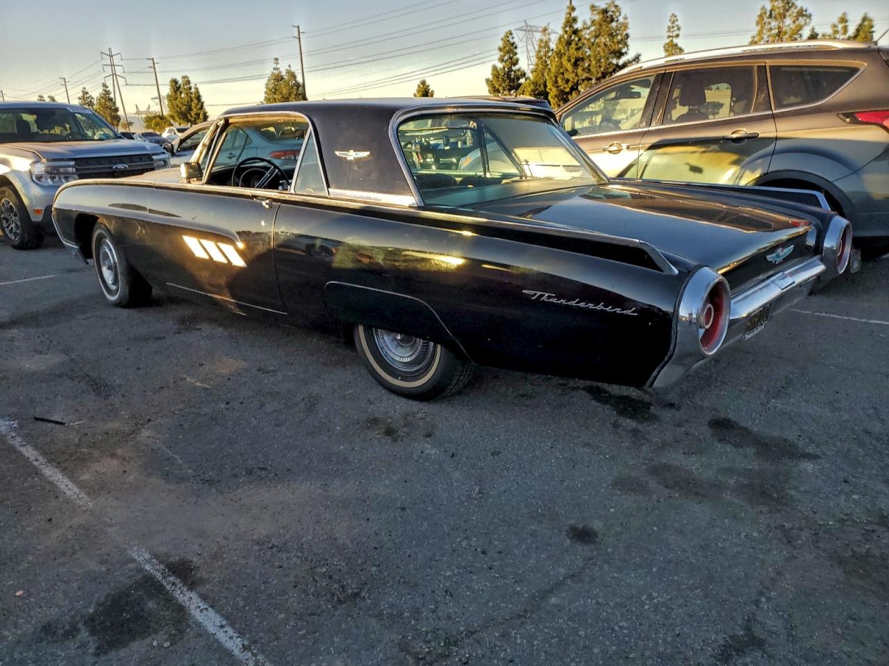 Ford Thunderbird Image 2
