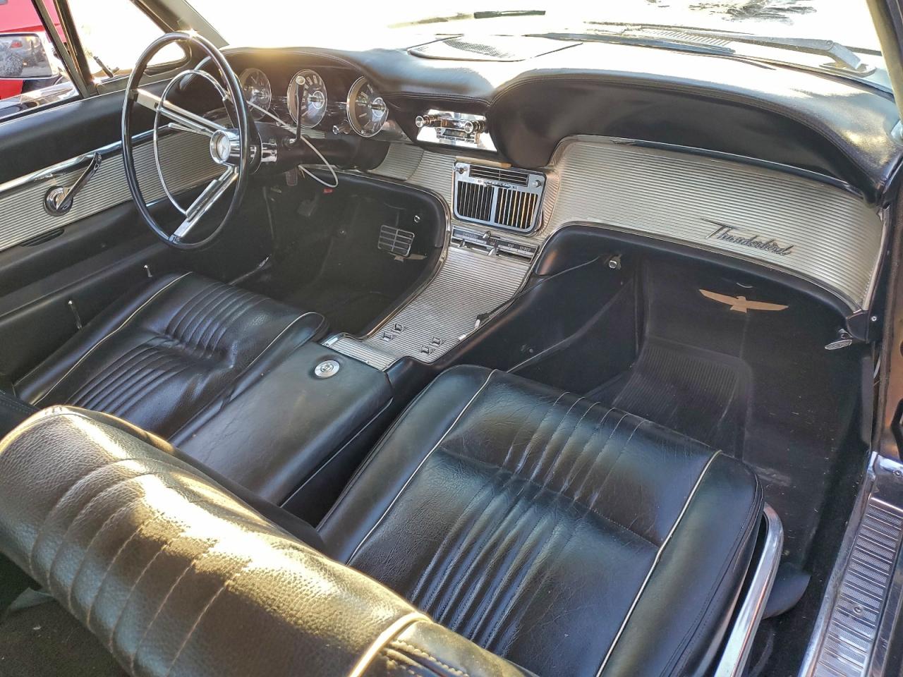 Ford Thunderbird Image 10