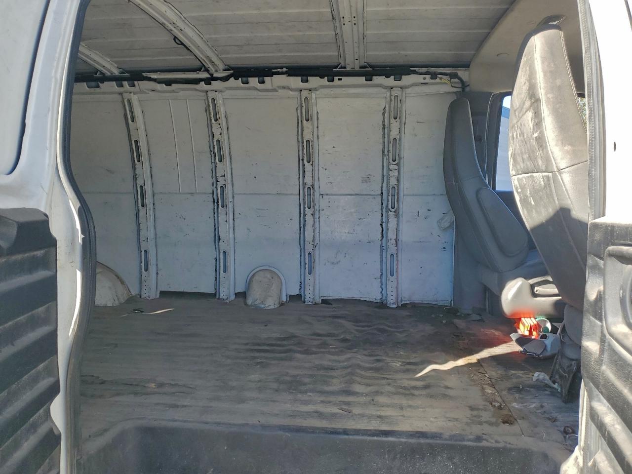 Chevrolet Express Image 13