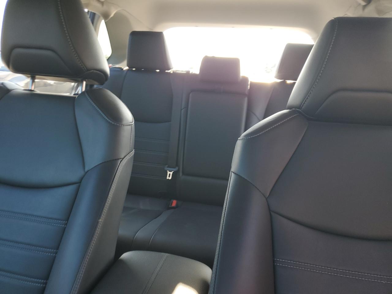 Toyota RAV4 Xle Premium Image 5