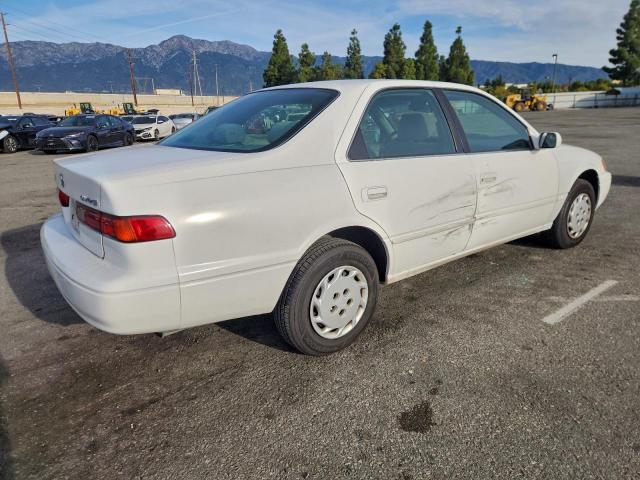 Toyota Camry Le Image 8