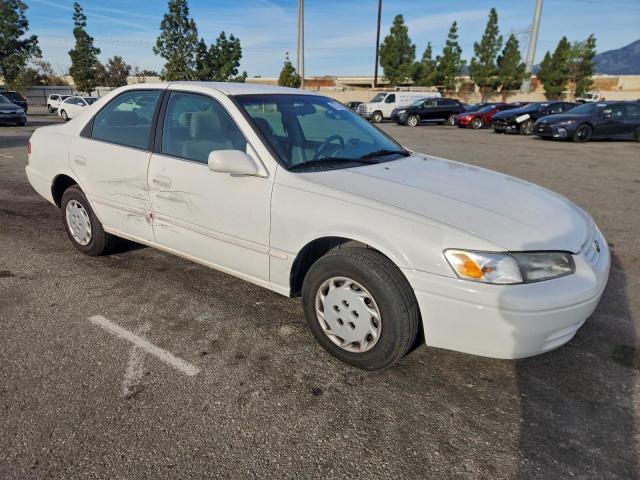 Toyota Camry Le Image 10