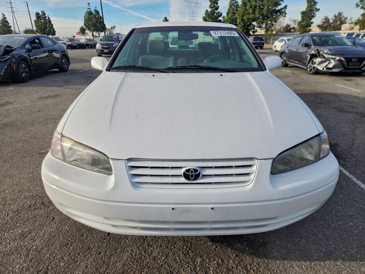 Toyota Camry Le Image 9