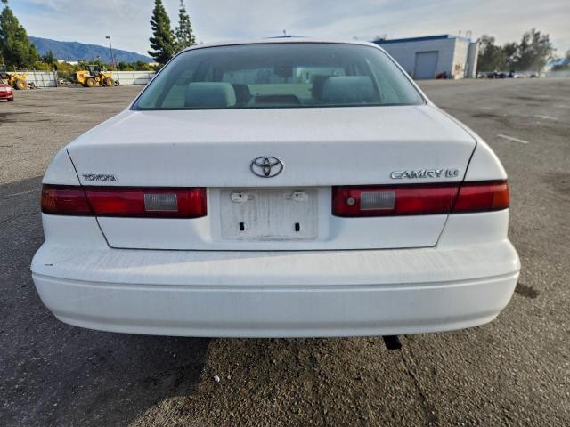 Toyota Camry Le Image 11