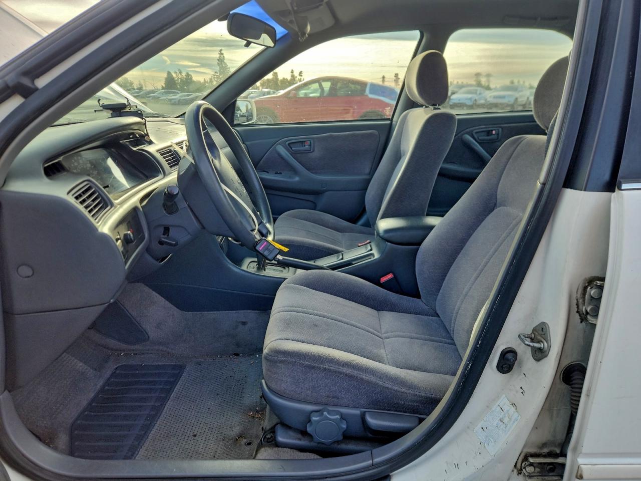 Toyota Camry Le Image 12