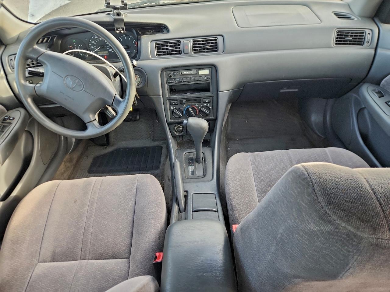 Toyota Camry Le Image 3