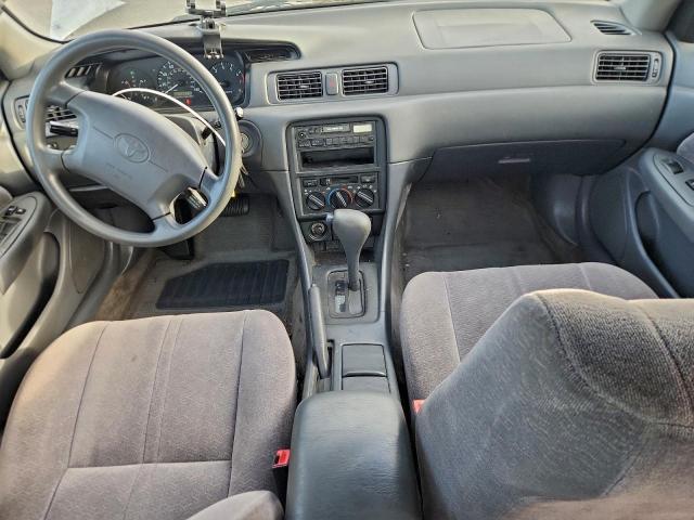 Toyota Camry Le Image 3