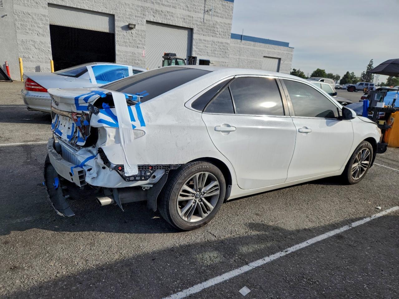 Toyota Camry Le Image 6