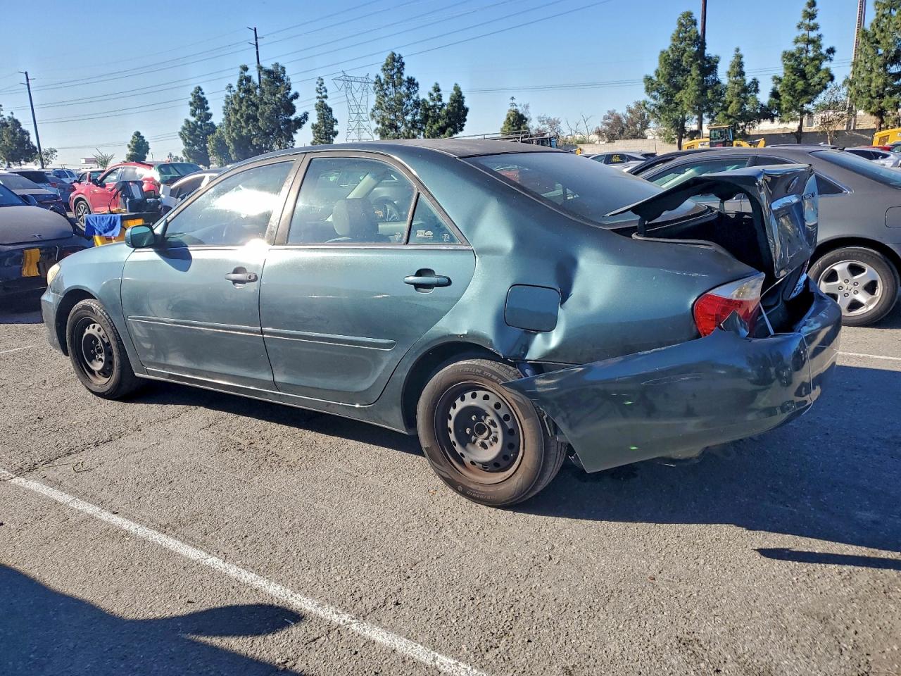 Toyota Camry Le Image 8
