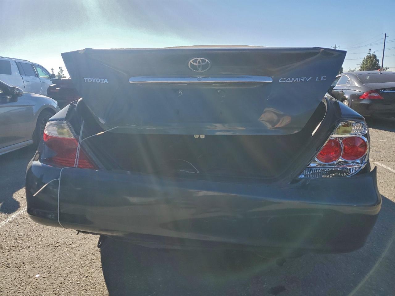 Toyota Camry Le Image 12