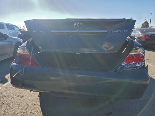 Toyota Camry Le Image 12