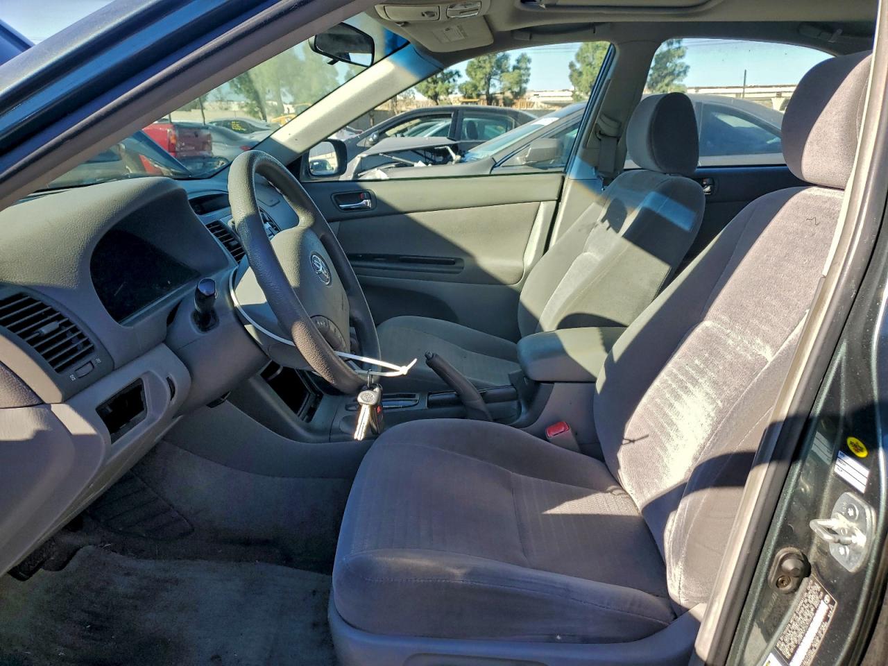 Toyota Camry Le Image 9