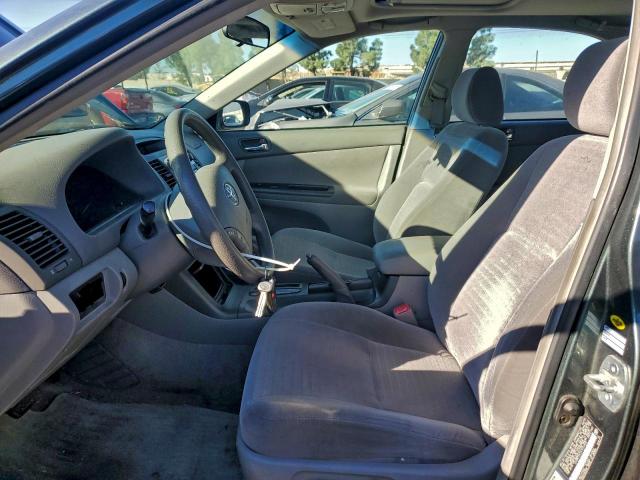 Toyota Camry Le Image 9