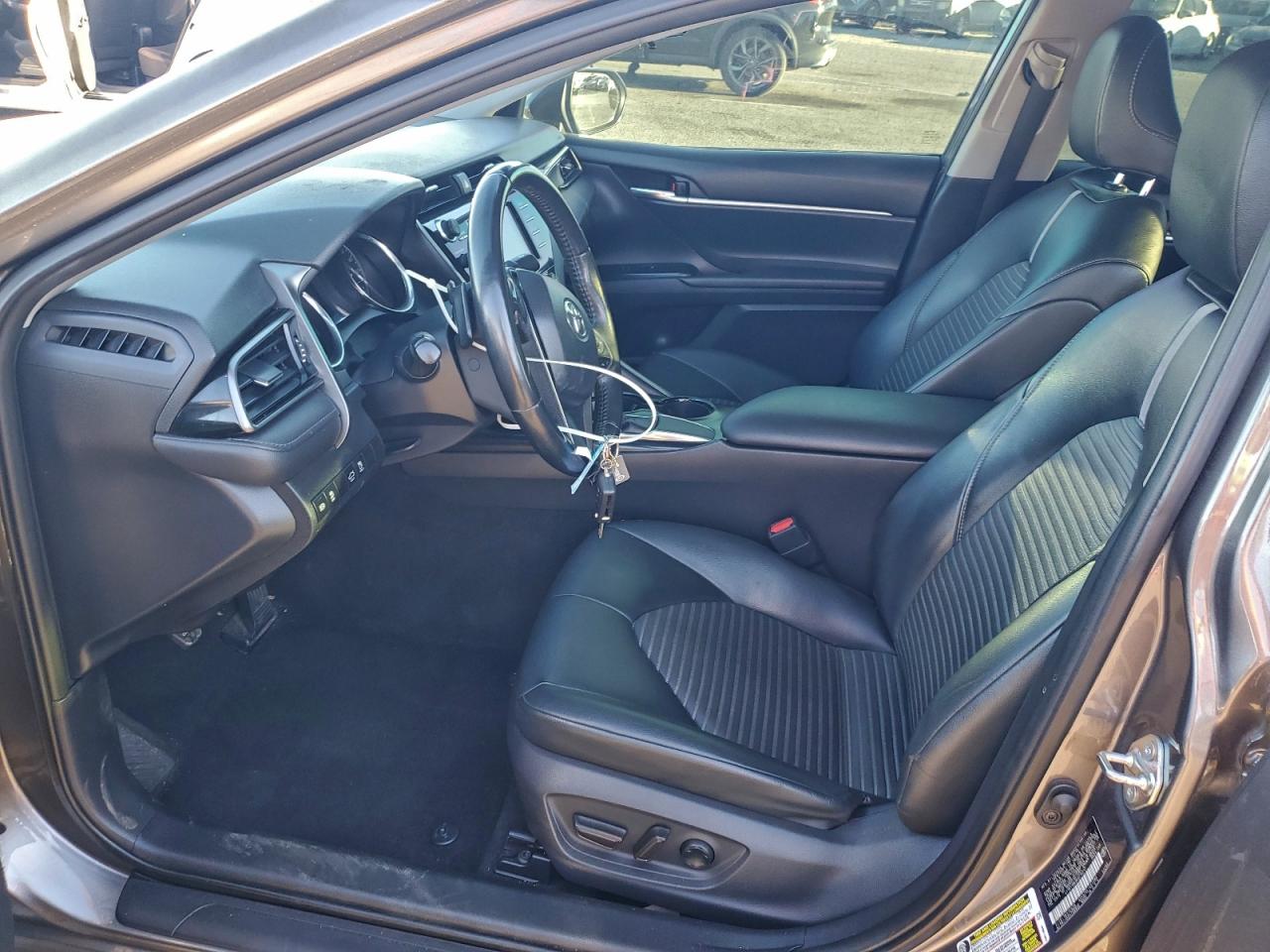 Toyota Camry L Image 4