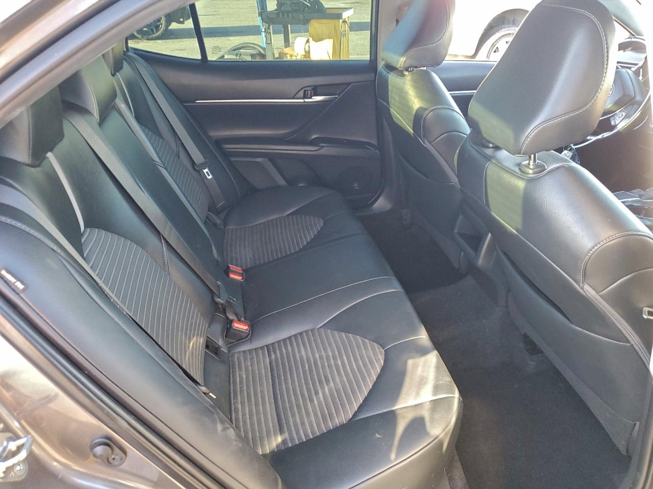 Toyota Camry L Image 8