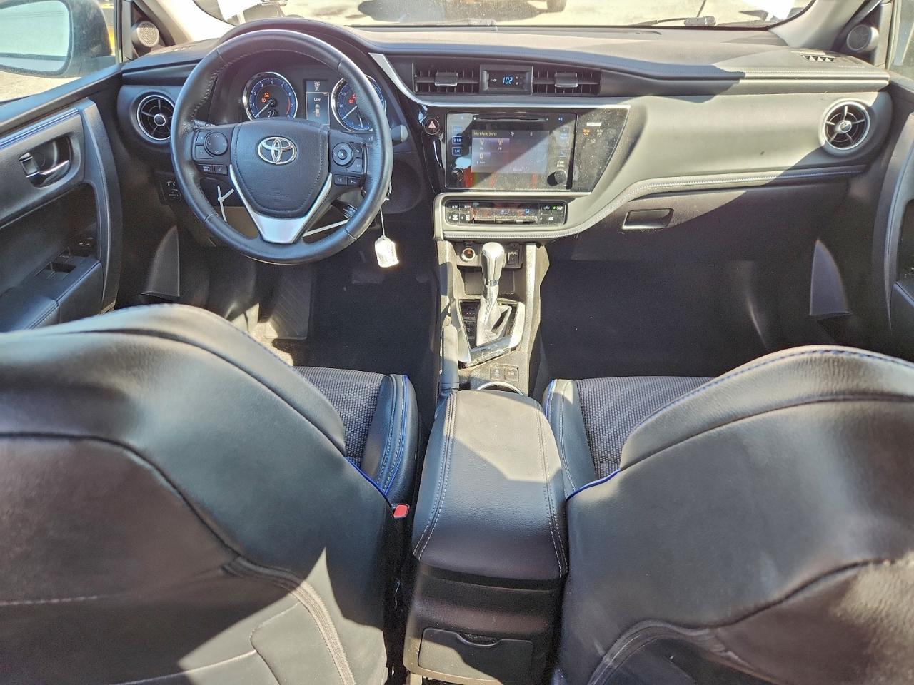 Toyota Corolla L Image 7