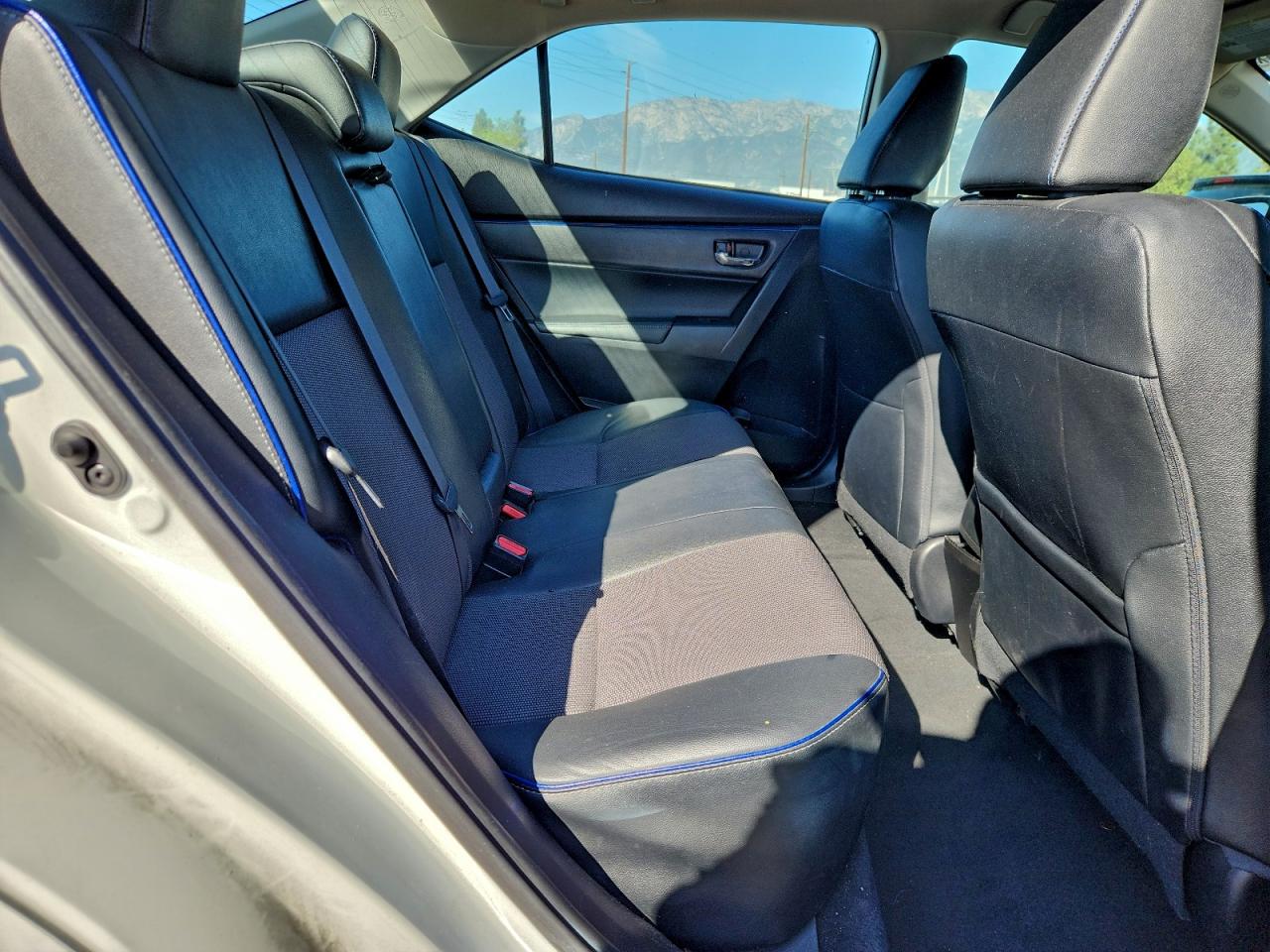 Toyota Corolla L Image 8