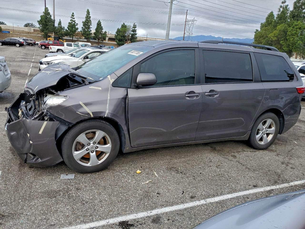 Toyota Sienna Le Image 1
