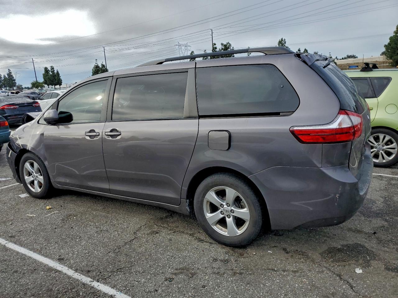 Toyota Sienna Le Image 7