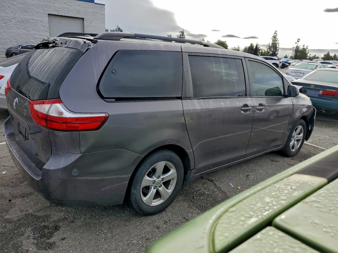 Toyota Sienna Le Image 2