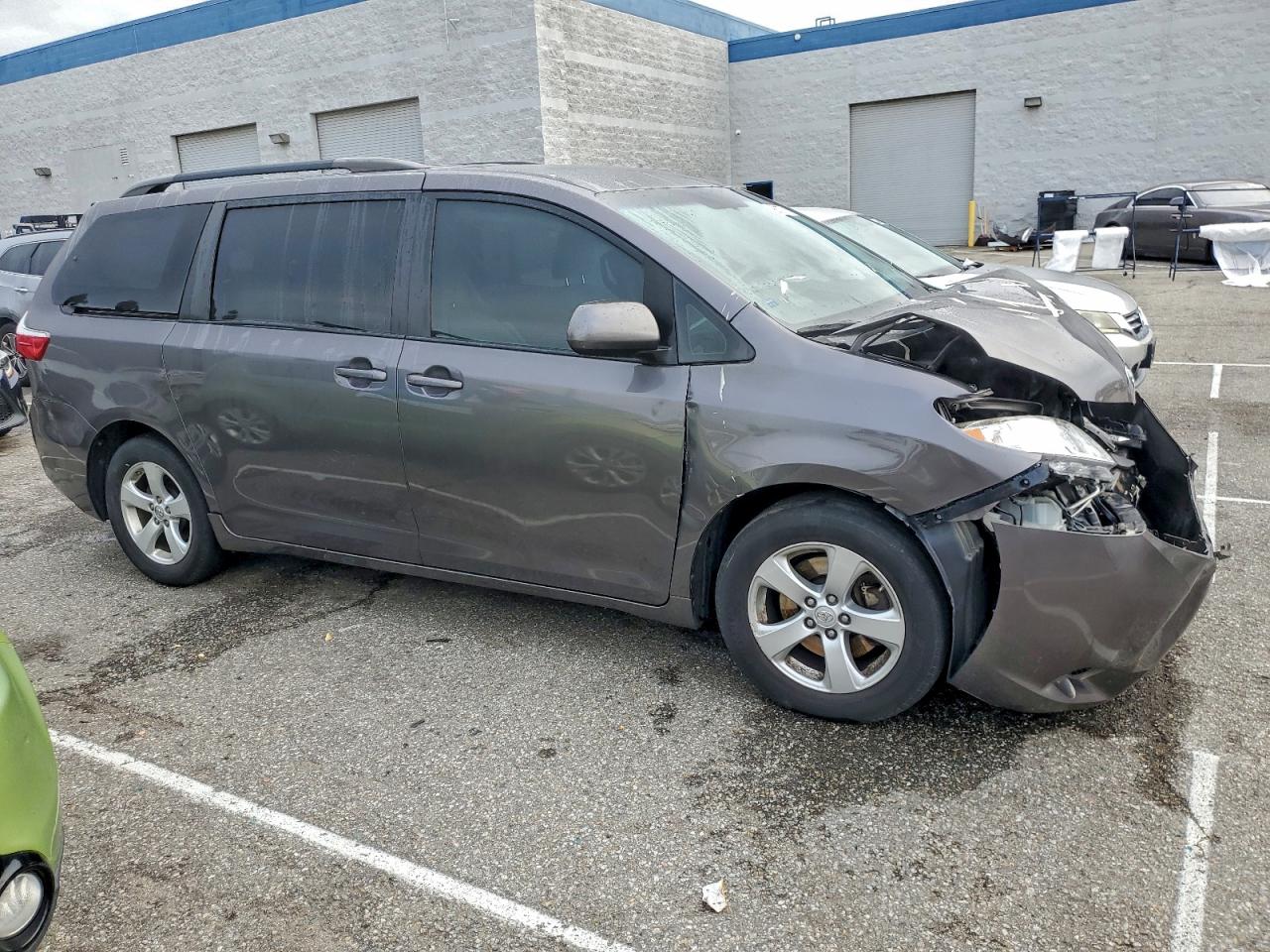 Toyota Sienna Le Image 3