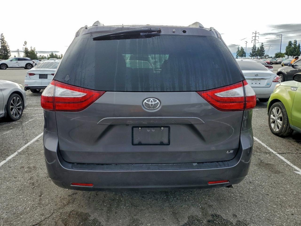 Toyota Sienna Le Image 4